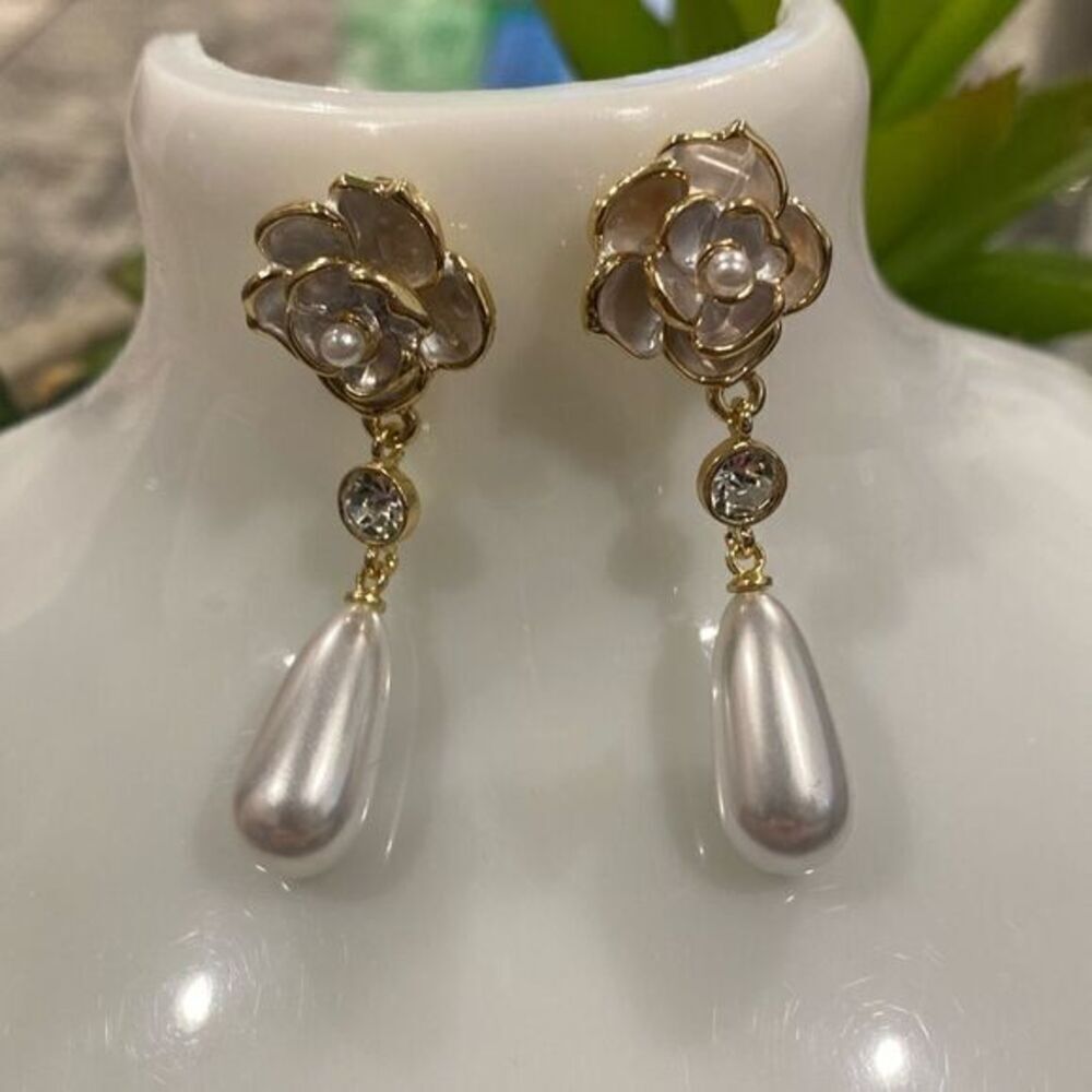 Flower/ Pearl earrings